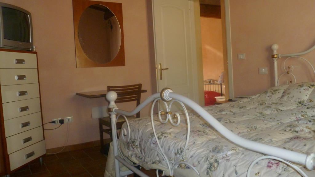 ماساروسا Le Ginestre B & B الغرفة الصورة